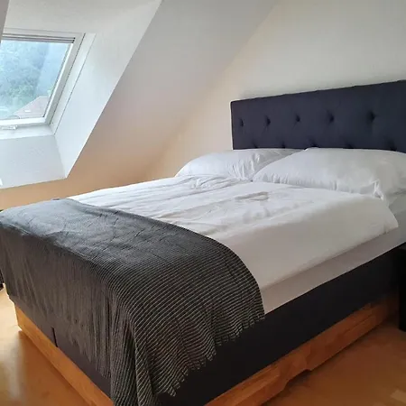 Dachgeschoss-apartment In - 140m² *